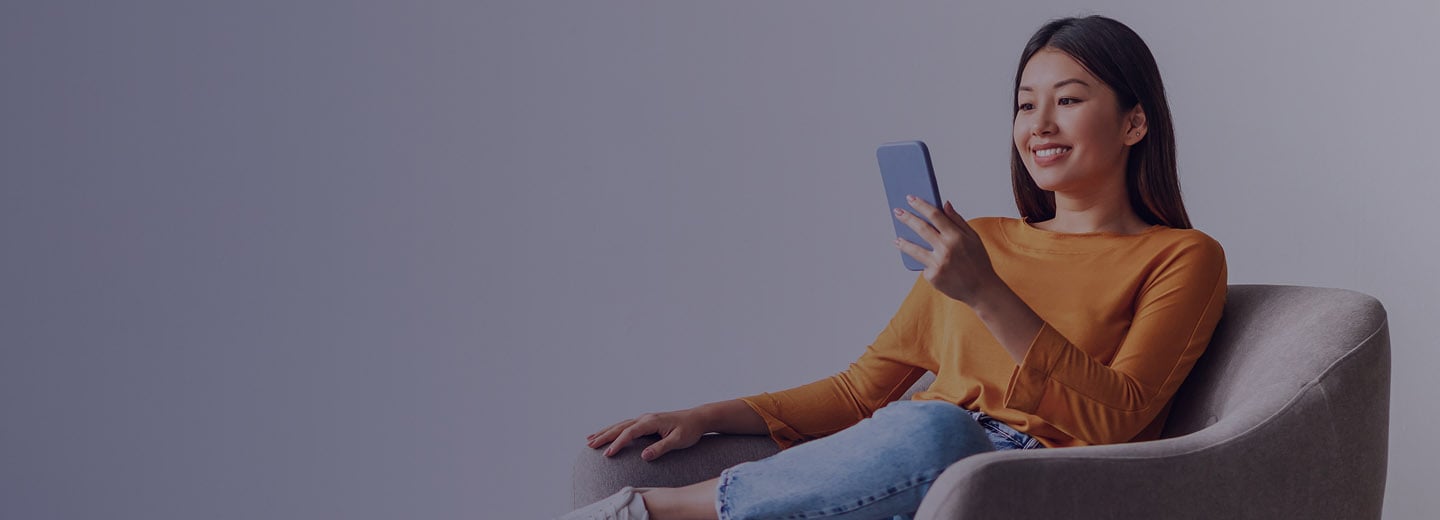 Une participante qui regarde l'app Hilo sur son téléphone