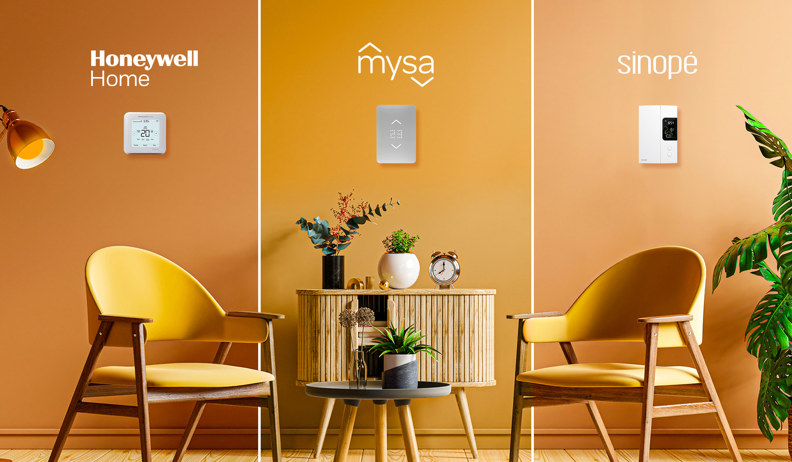 Trois thermostats intelligents (Honeywell, Mysa et Sinopé) sont présentés sur des murs orangés avec chaises et éléments décoratifs.