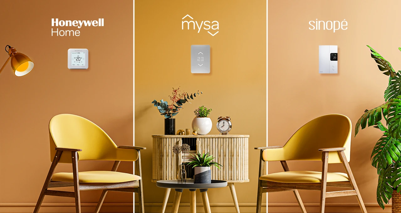3 thermostats intelligents (Honeywell, Mysa et Sinopé) sont présentés sur des murs orangés avec chaises et éléments décoratifs.