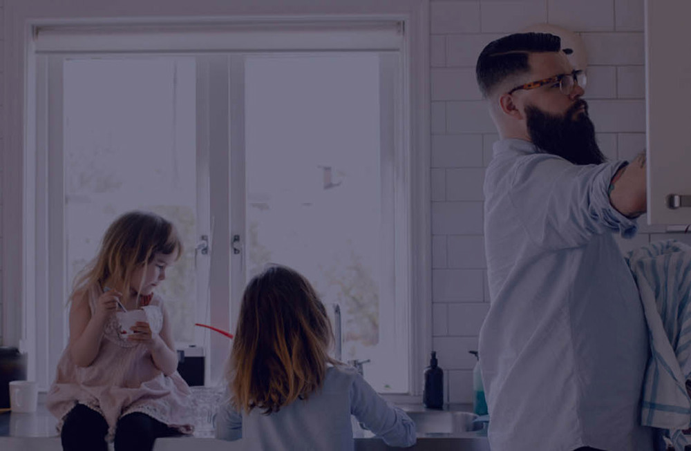 Un père et ses 2 filles qui font la vaisselles