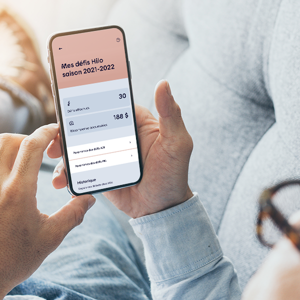 Un client qui consulte l'app Hilo sur son téléphone et constate avoir eu une récompense de 188$ pour la saison 2021/2022