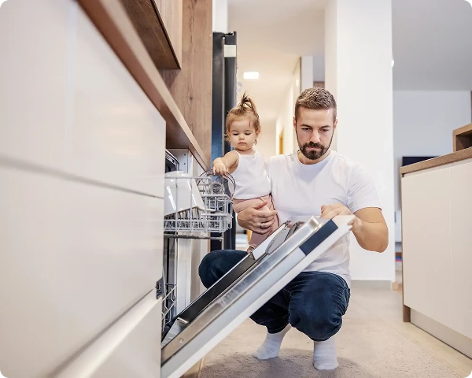 Remplir le lave-vaisselle en famille - un père et sa jeune fille