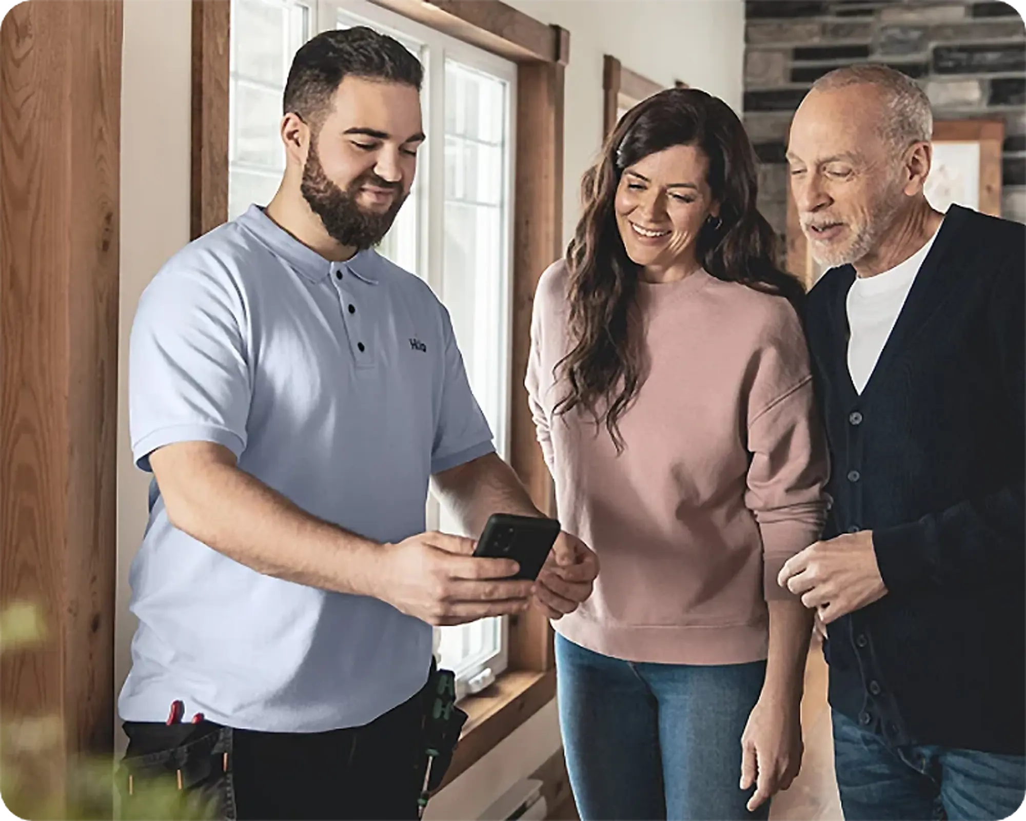 Un installateur Hilo avec des nouveaux clients curieux et satisfaits !