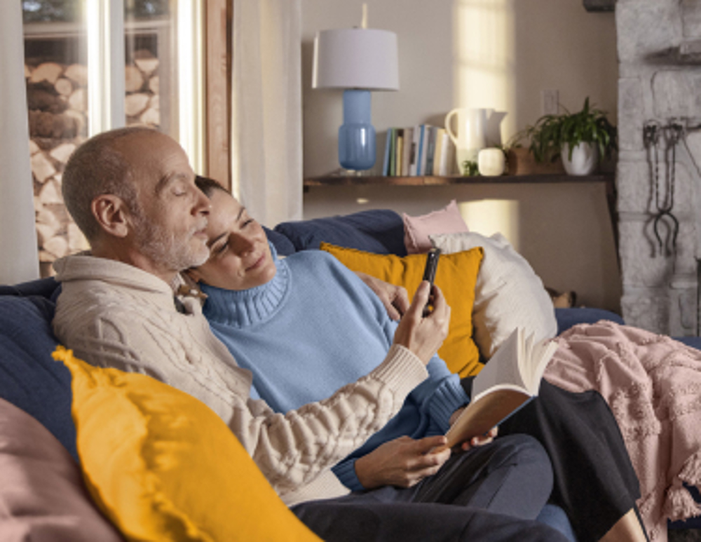 Un couple de clients Hilo confortablement installés chez eux.